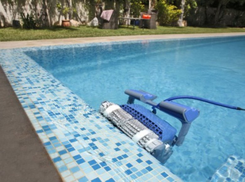 Comparison of Dolphin robotic pool cleaners