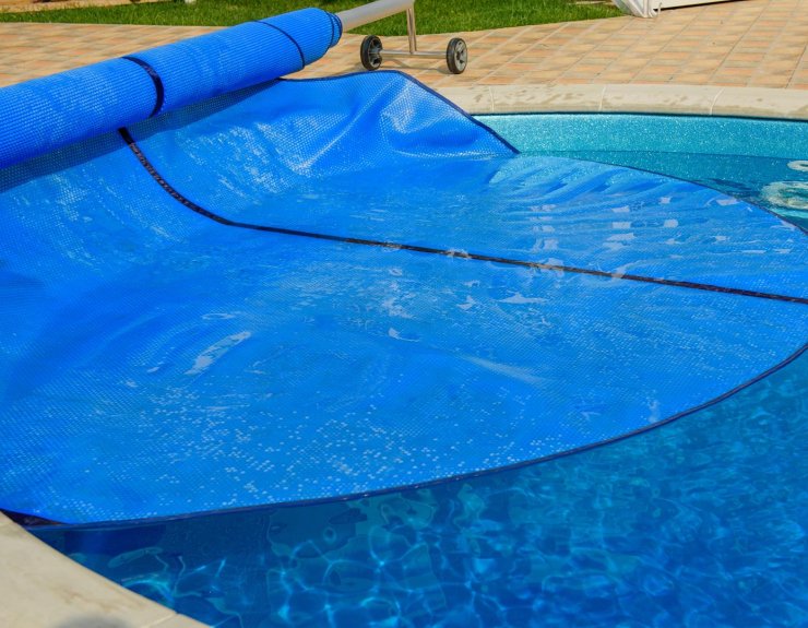 Noppenfolie of mousse? Welk type zomerzeil is het best voor je zwembad!