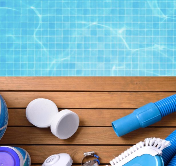 6 produits indispensables pour bien entretenir votre piscine